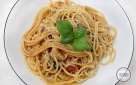 Spaghetti z sosem pomidorowym z bazylią